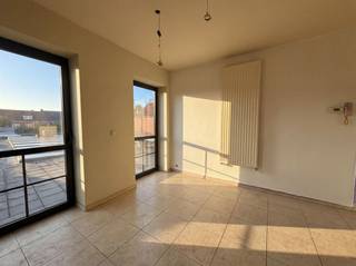 <p><span>Zeer ruim 2-slaapkamer appartement met groot terras in het centrum van Bree. </span></p><p><span> </span></p><p><span>ALGEMEEN: </span></p><p><span>- Appartement gelegen op de eerste verdieping. Geen lift aanwezig. </span></p><p><span>- Het appartement is voorzien van tegel- en laminaatvloer. </span></p><p><span>- Top gelegen midden in het centrum van Bree. </span></p><p><span>- Terras aanwezig aan de achterzijde van het gebouw. </span></p><p><span>- Geen gemeenschappelijke kosten. </span></p><p><span> </span></p><p><span> </span></p><p><span>INDELING</span></p><p><span>- Inkomhal / nachthal met toegang tot alle vertrekken. </span></p><p><span>- Leefruimte voorzien van een eet- en zithoek. <br />- Keuken, uitgerust met een kookplaat met dampkap, koelkast, microgolfoven en spoeltafel. Via de keuken heeft men rechtstreeks toegang tot het ruime terras aan de achterzijde. </span></p><p><span>- Slaapkamer 1. </span></p><p><span>- Slaapkamer 2. </span></p><p><span>- Badkamer voorzien van een ligbad, douche en wasmeubel met wastafel en kolomkasten. </span></p><p><span>- Gastentoilet met fonteintje. </span></p><p><span>- Berging voorzien van aansluiting voor wasmachine en droogkast & kastenwand. </span></p><p><span> </span></p><p><span>Vrij per direct.</span></p><p><span> </span></p>
