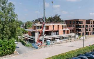 <p><span>MERELBEKE -</span><span> Ontdek "Perron19" in het charmante Merelbeke, een urban villa met 5 ruime nieuwbouw appartementen.</span></p><p><span> </span></p><p><span>De belangrijkste troeven:</span></p><ul><li><span>Gelegen aan een bruisende heraangelegde site 'Tramstelplaats'</span></li><li><span>Optimaal wooncomfort - energievriendelijk</span></li><li><span>Groen en duurzaam karakter</span></li><li><span>Grote raampartijen en ruime terrassen</span></li><li><span>Mogelijkheid aankoop ondergrondse parking en kelderberging</span></li><li><span>Kleinschalig project - 5 woonunits </span></li></ul><p><span> </span></p><p><span>Deze ontwikkeling combineert eigentijdse architectuur met een serene groene omgeving, waardoor het de perfecte plek is voor wie op zoek is naar een harmonieuze woonervaring.</span></p><p><span> </span></p><p><span>Gelegen in een rustige buurt, biedt </span><span>Perron 19 </span><span>een luxueuze leefomgeving </span><span>met ruime terrassen en grote ramen</span><span> die zorgen voor overvloedig natuurlijk licht. <br />De strakke lijnen en moderne afwerking zorgen voor een verfijnde uitstraling die perfect aansluit bij de omringende natuur.</span></p><p><span> </span></p><p><span>Met aandacht voor duurzaamheid en comfort zijn de appartementen uitgerust </span><span>met hoogwaardige materialen en moderne technologieën </span><span>(geothermisch warmtepomp, ventilatiesysteem D+, zonnepanelen)<br />De</span><span> open keuken en ruime woonkamers</span><span> creëren een uitnodigende sfeer, perfect voor zowel ontspanning als entertainment.</span></p><p><span><br />De nabijheid </span><span>van lokale voorzieningen</span><span>, winkels en openbaar vervoer maakt het dagelijks leven eenvoudig en aangenaam. Perron 19 biedt niet alleen een prachtige woonruimte, maar ook een gemeenschap waarin elke dag een genot is.</span></p><p><span><br />Ervaar de perfecte balans tussen stedelijk gemak en natuurlijke schoonheid bij Perron 19 in Merelbeke. <br /><br />Mis deze unieke kans niet om deel uit te maken van dit bijzondere project. Contacteer Axel Lenaerts Gent voor meer info! </span></p><p><span> </span></p>