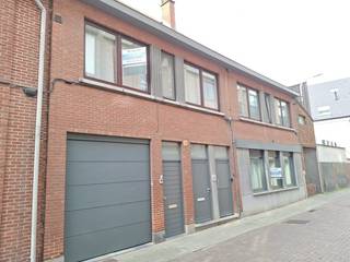 Deze twee naast elkaar gelegen woningen bevinden zich nabij het centrum van Zele en worden samen verkocht. Een unieke opportuniteit voor wie op zoek is naar veel ruimte en flexibiliteit. Mits de nodige vergunningen en aanpassingen kunnen beide woningen eventueel worden samengevoegd tot één ruime gezinswoning met maar liefst 6 slaapkamers.<br />Woning nr. 4 beschikt op het gelijkvloers over een ruime woonkamer, keuken, badkamer met inloopdouche en toilet en een praktische berging. Op de verdieping bevinden zich 3 ruime slaapkamers en via een vaste trap is er toegang tot de zolder. Achteraan zijn er een terras, tuingedeelte en buitenberging.<br />Woning nr. 6 beschikt op het gelijkvloers over een garage met sectionaalpoort. Op de eerste verdieping bevinden zich een lichtrijke leefruimte met uitgeruste keuken en een badkamer. De bovenverdieping omvat eveneens 3 slaapkamers.<br />Een ideale opportuniteit voor grote gezinnen of families die ruim en nabij het centrum van Zele willen wonen, met bovendien tal van mogelijkheden naar de toekomst toe.