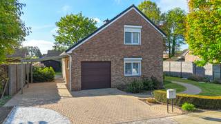 <p>Bij ImmoFusion 7/7 “open huis” : klik op onze 3D-TOUR.<br />Ervaar vastgoed alsof je er zelf doorloopt!</p>
<p>Welkom in deze charmante huurwoning in open bebouwing, rustig gelegen in een aangename woonwijk te Heusden-Zolder. De woning combineert ruimte, comfort en een prachtig aangelegde tuin op een perceel van 576 m². Dankzij de praktische indeling en rustige ligging is dit een bijzonder aangename thuis.</p>
<p>Bij binnenkomst verwelkomt de ruime inkomhal je met een gastentoilet en toegang tot de verschillende leefruimtes. Op het gelijkvloers bevindt zich een eerste slaapkamer, die ook perfect kan worden ingericht als bureau of hobbyruimte. De lichtrijke leef- en eetruimte geniet dankzij de grote raampartijen van een aangename natuurlijke lichtinval en een mooi zicht op de tuin. Aansluitend ligt de aparte keuken, met toegang tot de inpandige garage die momenteel als bergruimte wordt gebruikt.</p>
<p>Op de bovenverdieping bevinden zich twee ruime slaapkamers met inbouwkasten. De master bedroom beschikt over airconditioning. De recent volledig gerenoveerde badkamer is modern afgewerkt en voorzien van het nodige comfort. Een tweede toilet bevindt zich eveneens op deze verdieping.</p>
<p>Ook buiten is het volop genieten. De volledig omheinde tuin is prachtig aangelegd en biedt dankzij de perceelbreedte van 18 meter heel wat privacy en ruimte. Verschillende gezellige hoekjes nodigen uit om te ontspannen en de vergunde carport zorgt voor extra parkeergelegenheid.</p>
<p>Ook energetisch beschikt de woning over mooie troeven. Momenteel heeft de woning EPC-label C, zonder renovatieplicht. De zonnepanelen van 3.800 Wp, thuisbatterij en vernieuwde gasketel uit 2024 dragen bij aan een efficiënt energieverbruik. PVC-ramen met dubbele beglazing, rolluiken en airconditioning in de leefruimte en master bedroom zorgen bovendien voor extra comfort. De EPC-score zal bovendien evolueren naar label B, met een score van ongeveer 150 kWh/m²/jaar. Daarnaast is het mogelijk om de woning gedeeltelijk high-end bemeubeld te huren.</p>
<p>Pluspunten:<br />- Huurwoning in open bebouwing<br />- Rustige ligging in Heusden-Zolder<br />- Perceel van 576 m² met 18 m perceelbreedte<br />- Volledig omheinde, prachtig aangelegde tuin<br />- 3 ruime slaapkamers, waarvan 1 op het gelijkvloers<br />- Recent vernieuwde badkamer<br />- Zonnepanelen 3.800 Wp + thuisbatterij<br />- EPC wordt label B, ca. 150 kWh/m²/jaar<br />- Gasketel vernieuwd in 2024<br />- Airconditioning in leefruimte en master bedroom<br />- Inpandige garage/berging en vergunde carport<br />- Mogelijkheid tot gedeeltelijk bemeubelde verhuur</p>
<p>Maatregelen opgenomen in het Maatregelenregister: nee</p>
<p>Bel ons op 078/78.78.70 voor een bezichtiging of kom gerust langs op ons kantoor. U bent steeds van harte welkom!</p>
