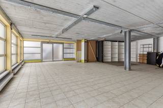 In het dorpscentrum van Nieuwkapelle, een landelijke en rustige deelgemeente van Diksmuide, bieden we u deze handels- of opslagruimte met...