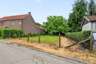 Rustig gelegen grond van 5a 15ca voor halfopen bebouwing in het landelijk Meldert bij Hoegaarden nabij het centrum en Sint-Janscollege. Perceelbreedte 16,67 m met een perceeldiepte van 42,38 m. Maximum gevelbreedte van +/- 11m met bouwdiepte van +/- 15m op het gelijkvloers. Bouwvoorschriften te bekomen via gemeente Hoegaarden.