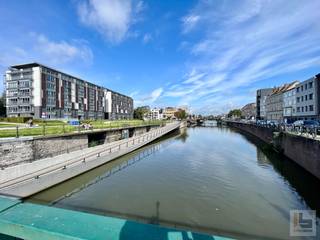 Deze centraal gelegen studio (recent geschilderd en voorzien van laminaatparket) situeert zich aan de Coupure en is gelegen op wandelafstand van het historisch stadscentrum (Vrijdagsmarkt / Korenmarkt / Veldstraat). Dit trendy studio-appartement (oppervlakte: 35m² - plafondhoogte 3m) bevindt zich op de 1ste verdieping van Residentie "1000 Vuren" en omvat: grote inkomhal (5,5m²) met apart toilet (1,5m²), lichtrijke en sfeervolle leefruimte (18m² - inclusief slaaphoek), ingerichte badkamer (3m² - wastafel, ligbad + douchemogelijkheid) en een goed onderhouden kitchenette (4m²) met bijhorende handige berging / wasplaats (3m²)! TROEVEN: rustige ligging in het gebouw (zicht op binnenplaats), veel ruimtegevoel dankzij hoge betonnen gewelven, dubbel glas in aluminium, CV op mazout (individuele afrekening via ISTA met tussentellers voor verwarming en koud/warm water), elektrische installatie conform AREI (gekeurd tot 03/03/2045) alsook Telenet + Proximus Fibernet, ventilatie en parlofonie aanwezig! Trefzekere investering (heden verhuurd aan solvabele & zeer propere huurder voor € 670 / maand inclusief € 125 lasten)! EPC: 306 kWh / (m² jaar) - energielabel D! Bezoek na afspraak met IMMOBOSS - 0495/265 333 - BUITENKANS!
