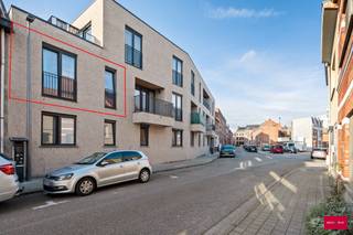 Dit uitermate energiezuinig appartement dateert van 2020 en bevindt zich achteraan links in het gebouw op de eerste verdieping (lift aanwezig). Via de ruime inkomhal betreden we de lichtrijke woonkamer met open geïnstalleerde keuken. Aan de woonkamer grenst een zongericht terras. Verder zijn er nog 2 ruime slaapkamers, een apart (gasten)toilet, de ingerichte badkamer en een berging. Achterliggende autostaanplaats verplicht bij aan te kopen voor 13.000,- EUR. Zowel interessant als investering (10.250,- EUR huuropbrengst op jaarbasis) als voor eigen bewoning. Extra troeven: zeer energiezuinig, topligging in een rustige straat in het centrum, gemeenschappelijke fietsberging, ...