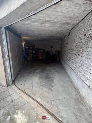 Garagebox aan de achterkant van een kleine mede-eigendom, ideaal om uw wagen te parkeren of als opslagruimte.Uitstekende opportuniteit voor een...
