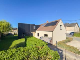 INSTAPKLARE , VERRASSENDE GEZINSWONING met 4 SLAAPKAMERS en AANGENAME BUREAURUIMTE, gelegen in een RUSTIGE, DOODLOPENDE STRAAT te Welden (Oudenaarde). Deze woning geniet van een HEEL GUNSTIGE LIGGING nabij de REYTMEERSEN, ideaal voor wie houdt van RUST, NATUUR en WANDELMOGELIJKHEDEN. Dankzij de aanwezigheid van 10 ZONNEPANELEN en een LAADPAAL beschikt de woning over een ENERGIEZUINIG KARAKTER, wat zorgt voor een COMFORTABELE en TOEKOMSTGERICHTE WOONERVARING. Door de PRAKTISCHE INDELING, SPACIEUZE LEEFRUIMTES en het VOLLEDIG OMHEIND PERCEEL vormt deze woning de IDEALE THUIS voor het HELE GEZIN!<br />De indeling gaat als volgt: u wordt verwelkomd in een lichtrijke, open keuken. Aansluitend vindt u de eetkamer met de aangrenzende woonkamer. Achteraan bevinden zich een gastentoilet, een ingerichte badkamer en een praktische berging/wasplaats. Op de verdieping beschikt de woning over een lichtrijke bureauruimte, 3 slaapkamers en een dressing/kinderkamer.<br />Buiten geniet u van een heel aangename en omheinde tuin met zonnig terras en verschillende opbergruimtes<br /><br />Adres: Oorlogstraat 12 te Oudenaarde<br /><br />EPC: in aanvraag, G-score en P-score A, Geen renovatieverplichting van toepassing