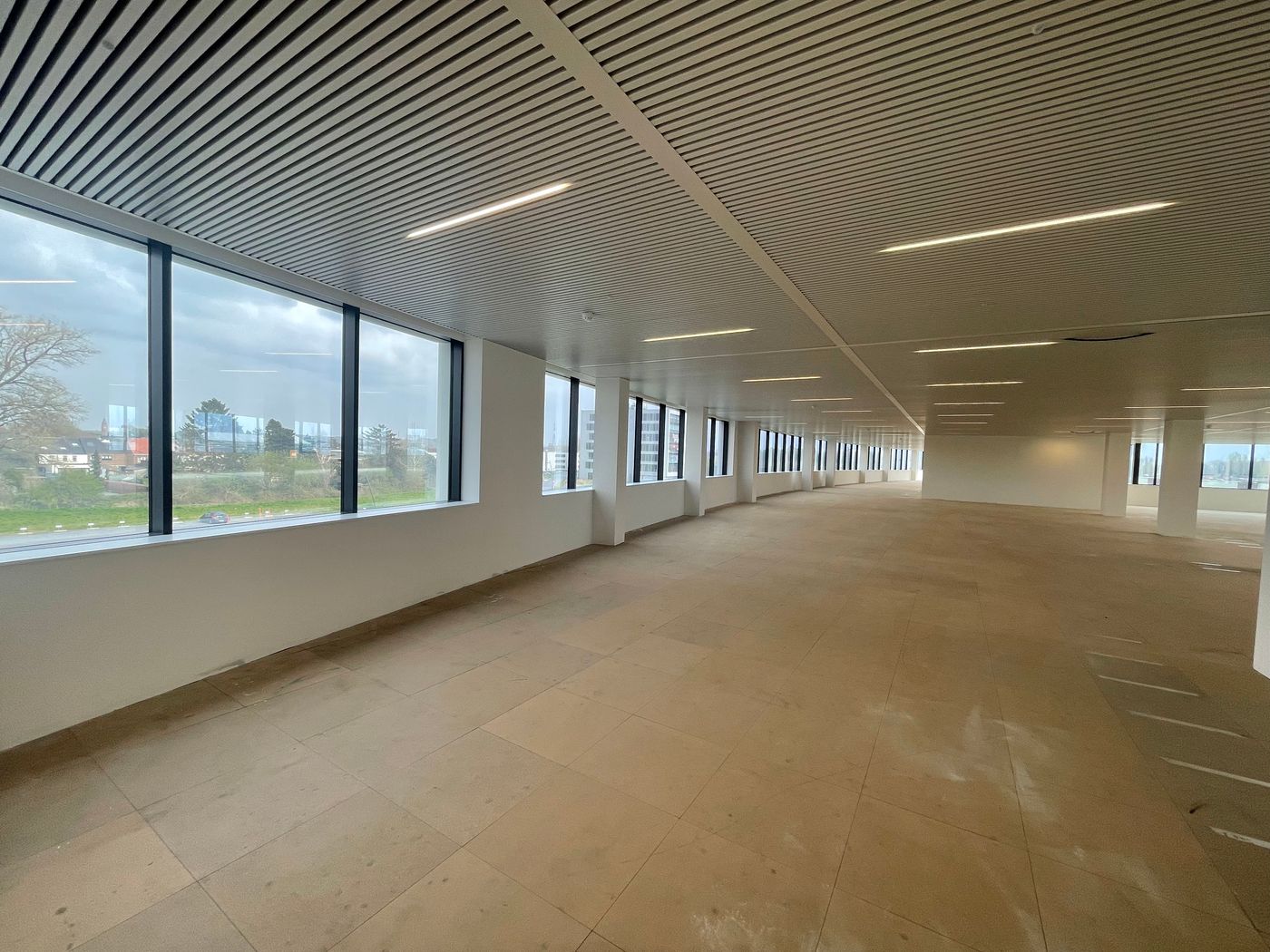 3 450 m² de bureaux haut de gamme à proximité de l'E40 avec un grand nombre de places de parking - photo 4