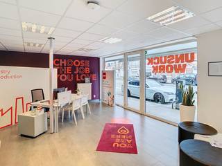 Het kantoor van ca. 121m² is vlot bereikbaar via de Brugsesteenweg, een belangrijke invalsweg naar het centrum van Roeselare. De commerciële...