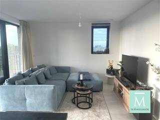 <p><span>Energiezuinig nieuwbouwappartement met 2 slaapkamers en terras met prachtig uitzicht!</span></p><p><span>Ben je op zoek naar een mooi en lichtrijk appartement met vrij uitzicht op het rustige park van de residentie en de stad Lier? Lees dan maar verder!</span></p><p><span>Dit mooi appartement bevindt zich op de vijfde verdieping van het stijlvolle nieuwbouwproject "Fenway Park". De residentie wordt omringd door groen en toch bevindt alles zich op wandelafstand-van de Grote Markt tot winkels, scholen, openbaar vervoer/station Lier, fietsostrade....</span></p><p><span>Bij het binnenkomen in het appartement ervaart U meteen de openheid gekenmerkt door een ruime, zeer lichtrijke leef-en eetruimte. De grote raampartijen zorgen voor een overvloed aan natuurlijk lichtinval waardoor een ruim gevoel gecreeërd wordt. De open, volledig uiteruste keuken is voorzien van alle nodige apparatuur en vormt een harmonieus geheel met de leefruimte. De keuken en leefruimte vormen samen een open uitnodigend geheel dat naadloos aansluit op het gezellig terras waar het heerlijk vertoeven is met als bijkomende troef een prachtig uitzicht op het park en de stad Lier, ideaal om tot rust te komen na zware werkdag! Tevens beschikt het appartement over twee mooie slaapkamers, badkamer (voorzien van wastafel en inloopdouche) apart toilet en praktische berging/wasplaats.Daarnaast is in de ondergrondse parking een autostaanplaats en privatieve kelderberging aanwezig, deze dien je verplicht bij te huren aan 75 euro/maand.Fietsen kan je veilig stallen in de ruime gemeenschappelijke fietsenberging.Het appartement werd volledig geschilderd!</span></p><p><span>Interesse? Wacht zeker niet te lang en contacteer ons (bel 015/20.20.82 of info@demakelaardij.be)</span></p>