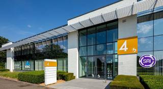 469 m² office space for rent ideally located along the busy Leuvensesteenweg in Zaventem and close to the R0 (2 km) and E40 (2.8 km) motorways. The bright office space is divided into separate offices and equipped with a private kitchenette, sanitary facilities and air conditioning. The space is located in a quality office building with a social area, table tennis table, garden, etc. Other areas are also possible. Available immediately. Contact PANORAMA for more information or a non-binding visit on 02 420 00 00.