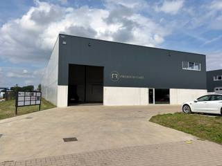 Nieuwbouw KMO-unit van 239 m² te huur in Lede vlak naast de Wichelsesteenweg. De unit van 239 m² beschikt over een mezzanine van 72 m², 6 meter vrije hoogte, 4 parkeerplaatsen, sectionaalpoort en polybetonvloer. Het is mogelijk om de aangrenzende unit van 262 m² bij te huren. <br />Beschikbaar vanaf 15 november 2026.<br /><br />Bij interesse, contacteer Structura.biz voor een bezoek ter plaatse.