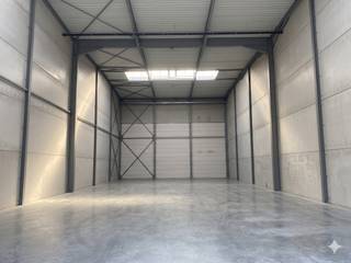 Entrepôt d'environ 577 m² situé sur une route d'accès très fréquentée à Hooglede. La propriété bénéficie d'une excellente accessibilité et...