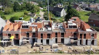 BEZOEK HET APPARTEMENT na afspraak  <br />De werken zijn in uitvoering - oplevering 4/2027 - REEDS 80% VERKOCHT.<br />6% BTW mogelijk voor eigen enige woonst of verhuur (onder voorwaarden).<br />Appartement van 106m² met 3 slaapkamers, 2 bad-of douchekamers en ruim terras van 13m² op het zuiden in het stijlvolle nieuwbouwproject ‘Hof ter Hooghe’ op de 1ste verdieping met lift.<br />Zeer energiezuinig BEN-appartement (Bijna Energie Neutral) met warmtepomp geothermisch met vloerverwarming + vloerkoeling (geothermisch = grondboringen met grondwarmte = de meest energiezuinige verwarming) + zonnepanelen.<br />Op een uniek zuid gericht perceel van 27 are met mooie aangelegde tuin met 16 nieuwe loofbomen.<br />Gunstig gelegen in het centrum van Schriek, nabij de grens met Keerbergen, op wandelafstand van winkels, diensten, scholen, ontspanning en openbaar vervoer.<br />Omvat: inkomhal met vestiaireruimte, wc, living met open volledig ingerichte keuken, 3 slaapkamers, 2 bad-of douchekamers, wasplaats-berging<br />Het project is tevens voorzien van een ruime gemeenschappelijke fietsenberging op het gelijkvloers, ondergrondse garageboxen en autostaanplaatsen, privé kelders, en een vuilnisberging in bijgebouw in achtertuin.<br />Verkoop BTW-stelsel - aankopen aan 6% BTW mogelijk onder voorwaarden op constructiewaarde - grondwaarde 12% registratie.<br />Stedenbouw info: omgevingsvergunning uitgereikt bouwen 13 appartementen - woongebied - niet gelegen in verkaveling - geen voorkooprecht ruimtelijke ordening - geen rechterlijke herstelmaatregel of bestuurlijke maatregel opgelegd - niet overstromingsgevoelig.