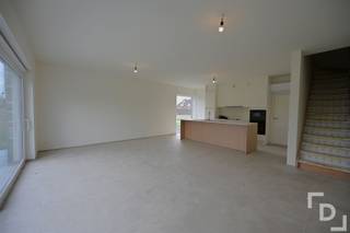 In de groene omgeving van Proven vinden wij deze nieuwbouwwoning in de Terenburgseweg.Deze woning is meteen beschikbaar en is ideaal voor huurders die wensen te wonen in een moderne en energiezuinige woning met tuin.Indeling:GLV: inkomhal - leefruimte met open keuken - technische bergruimte - apart toiletV+1: nachthal - 3 slaapkamers - apart toilet - badkamerExtra's:* E-peil: 30* Volledig professioneel geschilderd* 12 zonnepanelen van 5400WP + hybride omvormer om gemakkelijk een thuisbatterij op aan te sluiten* Regenput aanwezig