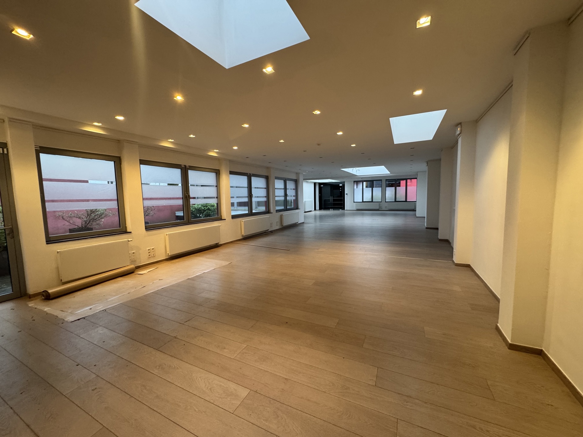 Kantoor te huur 450m² - Stéphanieplein 6 - foto 2