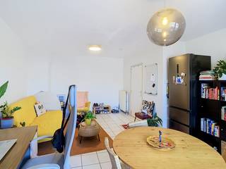 <p>Dit instapklare duplexappartement in Heverlee biedt een aangename combinatie van ruimte, comfort en een uitstekende ligging nabij Leuven centrum. Met 2 slaapkamers, een terras, een fietsenstalling en een energieprestatiecertificaat met label B is dit appartement een praktische en comfortabele keuze voor wie rustig wil wonen en toch snel in Leuven wil zijn.</p><p>Op de benedenverdieping kom je binnen in een uitnodigende leefruimte met een aangename indeling. De woonkamer biedt voldoende plaats voor een gezellige zithoek en een eetgedeelte, waardoor dit een fijne plek wordt om thuis te komen en gasten te ontvangen. Aansluitend bevindt zich de afgesloten keuken. De aparte keuken zorgt voor een duidelijke scheiding tussen koken en wonen en biedt tegelijk alles wat nodig is voor het dagelijkse comfort. Op deze verdieping is er bovendien een apart gastentoilet, een praktische troef voor bewoners en bezoekers.</p><p>De bovenverdieping omvat 2 slaapkamers en een badkamer. De slaapkamers bieden verschillende mogelijkheden, afhankelijk van je woonwensen: naast een hoofdslaapkamer kan de tweede kamer bijvoorbeeld dienstdoen als kinderkamer, bureau of logeerkamer. De badkamer vormt een functioneel geheel en zorgt ervoor dat de woning ook op de bovenverdieping praktisch is ingericht.</p><p>Buiten beschikt het duplexappartement over een terras waar je op aangename dagen even kunt genieten van de buitenlucht. Daarnaast is er een fietsenstalling, wat bijzonder handig is in een omgeving waar je gemakkelijk gebruik kunt maken van de fiets voor verplaatsingen richting Leuven en Heverlee.</p><p>Ook de ligging is een belangrijke troef. Het appartement bevindt zich in de Groenstraat in Heverlee, op korte afstand van Leuven centrum en het station van Heverlee. Hierdoor combineert deze woning de rust van Heverlee met een vlotte verbinding naar het centrum en andere bestemmingen. Winkels, openbaar vervoer en dagelijkse voorzieningen bevinden zich in de nabije omgeving.</p><p>Dit appartement in Heverlee is dankzij de instapklare staat, 2 slaapkamers, het terras, de praktische indeling en het energieprestatiecertificaat met label B een aantrekkelijke woonoplossing. Ontdek zelf de mogelijkheden van dit duplexappartement en plan een bezoek via www.living-stone.be! </p>