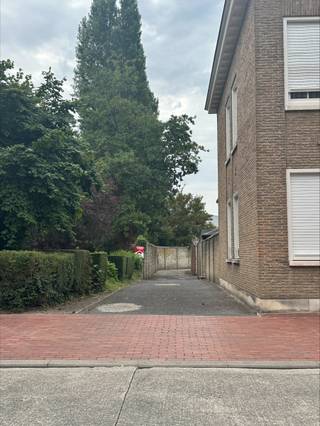 <p>Gesloten garage in het centrum van Nieuwpoort, gelegen aan Willem De Roolaan 17 BOX 2.</p><p><br /></p><p>Belangrijkste ruimtes:<br />• Gesloten garage met stevige poort en voldoende manoeuvreerruimte</p><p><br /></p><p>Troeven:<br />• Centrale ligging in het centrum van Nieuwpoort<br />• Veilig en afgesloten parkeer- of opslagruimte<br />• Nabij zee, duinen en voorzieningen</p><p><br /></p><p>Neem vandaag nog contact op met uw ERA-makelaar voor een bezoek.</p><p><br /></p><p>JOUW DROOMGARAGE. ZO GEVONDEN!</p>