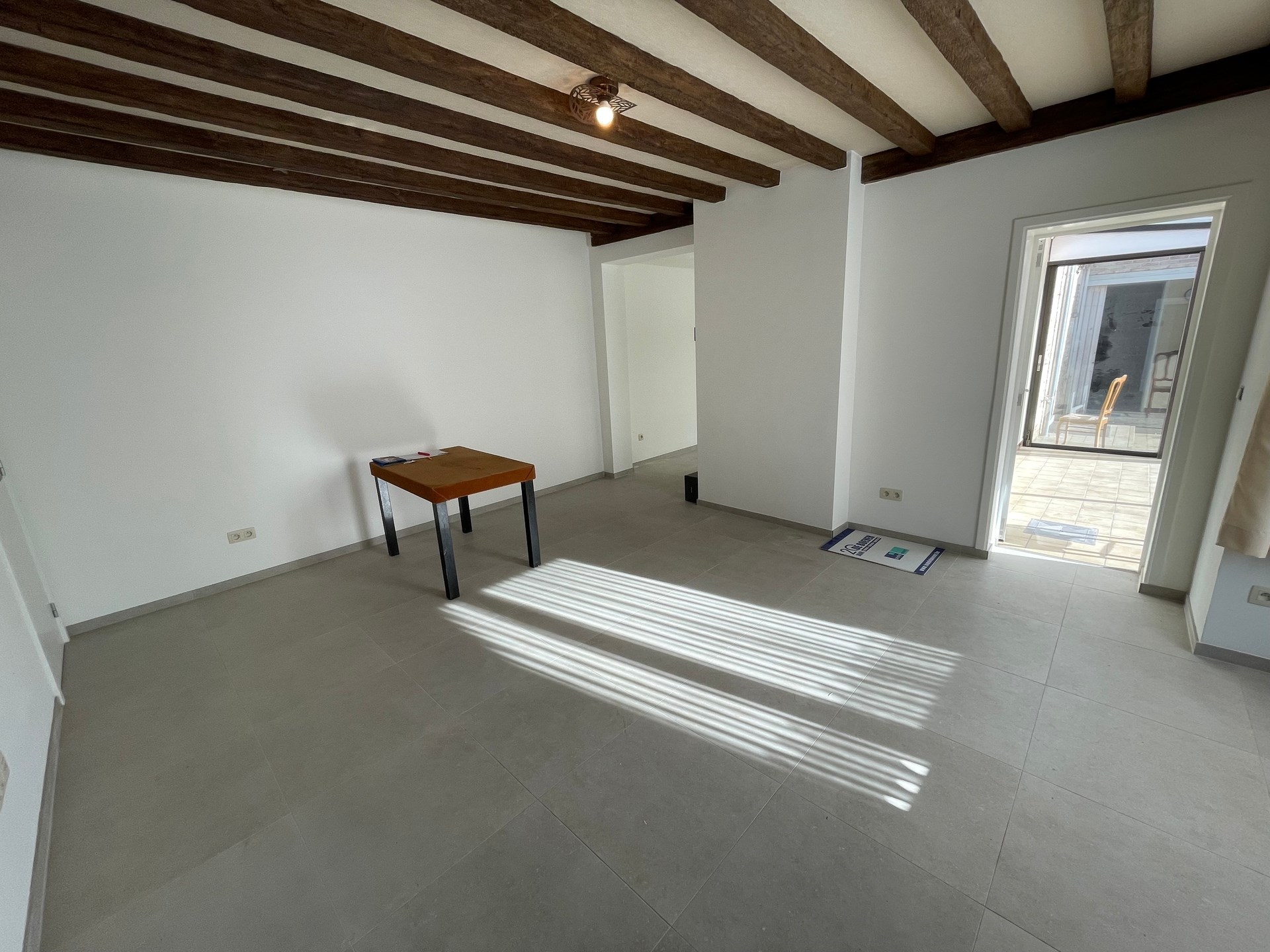 Gunstig gelegen totaal gerenoveerde woning met ruim magazijn. - foto 3