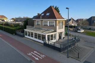 Deze instapklare horecazaak met woonst is gelegen op een commerciële en levendige locatie in Westende, op wandelafstand van zee en strand en omgeven door toeristische trekpleisters. Het pand combineert een ruime en goed uitgeruste horecazaak met een volwaardige woonst, ideaal voor wie wonen en werken wil verenigen. De zaak beschikt over een gezellige bar en restaurant, een verwarmde veranda en een zonnig terras, samen goed voor een ruime capaciteit aan zitplaatsen, aangevuld met een aparte speelhoek voor kinderen. Achter de schermen zijn er een functionele keuken, afwasruimte, meerdere bergingen en een kelder, wat zorgt voor een vlotte werking.<br /><br />Boven bevindt zich een comfortabele duplexwoning met leefruimte en open keuken, badkamer, vier slaapkamers en een aangenaam deels overdekt terras. Het gebouw is technisch goed uitgerust met energiezuinige beglazing, conforme elektriciteit, een efficiënte verwarmingsinstallatie en extra voorzieningen zoals een waterontharder. Een unieke kans voor horeca-uitbaters die op zoek zijn naar een goed gelegen, rendabele zaak met woonst aan zee.<br /><br />De vermelde prijs is een richtprijs, elk bod wordt overgemaakt aan de eigenaars die zich het recht voorbehoud het bod al dan niet te aanvaarden.<br /><br />Neem voorsprong met een vrijblijvende en gratis schatting van uw eigendom via:<br />http://www.residentievastgoed.be/gratisonlineschatten