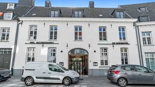 <p><span>Dit mooie en luxueus afgewerkte appartement is gelegen in een schitterende residentie met talloze activiteiten en faciliteiten. </span></p>
<p><span>We komen het appartement binnen via een ruime hal met plaats voor wasmachine, weggewerkt achter een kastdeur, vestiaire kast en technische ruimte. </span></p>
<p><span>De landelijke keuken is voorzien van alle moderne comfort en een natuurstenen werkblad. De badkamer heeft een toilet, lavabo en grote inloopdouche. Verder is er een ruime slaapkamer en leefruimte.  De massieve parket maakt het plaatje helemaal af. </span></p>
<p><span>Dit complex biedt de bewoners alle luxe. </span></p>
<p><span>Op de vierde verdieping is er namelijk een immens gemeenschappelijk dakterras waar het zalig vertoeven is op zonnige dagen. Verder is er een grote fitnesszaal, massageruimte, sauna en hammam. Men waant zich op vakantie zodra men hier binnenstapt. </span></p>
<p><span>Indien men geen zin heeft om te koken, kan men genieten van een à la carte gerecht of menu tegen verminderde prijs in het mooie restaurant op het gelijkvloers. Ook hier zijn talloze, gezellige plekjes om te vertoeven, zowel binnen als buiten. </span></p>
<p><span>De gemeenschappelijke zithoek straalt gezelligheid uit en hier kan men gratis genieten van een fris drankje of een lekkere koffie met vrienden en familie. </span></p>
<p><span>Bovendien is er een inwonende woonassistent en een 24 u noodoproepsysteem. </span></p>
<p><span> </span></p>
<p><span>Bijzonderheden:</span></p>
<p><span>Nieuwbouw appartement met 1 slaapkamer</span></p>
<p><span>Luxueuze afwerking</span></p>
<p><span>EPC: 73</span></p>
<p><span>Kelderberging</span></p>
<p><span>Faciliteiten: fitness, massage, sauna, hammam, zeer groot terras, cafetaria met gratis drankjes, restaurant, 24u noodoproepsysteem, inwonende woonassistent</span></p>
<p><span>Maandelijkse kosten: 18.71 euro/ dag</span></p>
<p><span>Elektriciteit en gas: 4 euro/ dag via provisie (wordt op het einde van het jaar herrekend naar werkelijk verbruik)</span></p>
<p><span> </span></p>