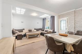 Te koop: ruime gesloten woning in het centrum van Lebbeke, op wandelafstand van het treinstation, scholen en park.Deze karaktervolle woning biedt...