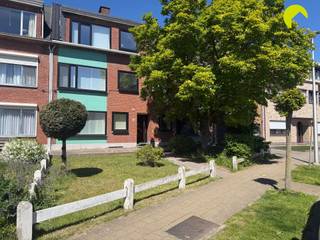 <p><span>Dans la Stuyvenbergstraat 9 à Schelle se trouve cet agréable appartement de deux chambres au rez-de-chaussée. L'appartement est bien entretenu et ses fenêtres ont été renouvelées (2024), ce qui ajoute au confort de vie. Il y a également une cave privée et un local à vélos.</span></p><p><span>Layout:</span><span><br />On entre dans l'appartement par le hall d'entrée spacieux, qui donne accès à toutes les pièces. À l'avant se trouve le grand espace de vie avec une lumière agréable. Ensuite, nous trouvons la cuisine soignée et récemment rénovée.<br />De retour dans le hall d'entrée, il y a un branchement pour une machine à laver. La salle de bains est équipée d'une douche et d'un lavabo simple.<br />A l'arrière se trouvent les deux chambres à coucher, dont l'une offre un accès à la terrasse/espace extérieur.</span></p><p><span>Informations utiles:</span><span><br />- Frais communs : 35 euros (minuterie parties communes, entretien) <br />- Caution locative : 3 mois<br />- EPC : 216 kWh/(m² année) label C<br />- Disponible immédiatement<br />- Cave et local à vélos disponibles</span></p>