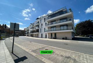 Aandacht aan investeerders! Elk appartement biedt een goed rendement én de eerste verhuring is gratis!<br /><br />Dit nieuwbouwappartement met 3 slaapkamers is gelegen op het gelijkvloerse verdiep van Residentie Patersvat.<br /><br />Het appartement heeft een uiterst goede verbinding en is centraal gelegen aan het station van Diksmuide. Diverse lokale handelaars en grootwarenhuizen bevinden zich allen op wandelafstand. <br /><br />Dit lichtrijk appartement wordt betreden via de gemeenschappelijke inkomhal waar ook de brievenbussen terug te vinden zijn. Via de inkomhal met apart gastentoilet komt men in de lichtrijke leefruimte met bureauhoek. Hier bevindt zich ook de open keuken die voorzien is van een combi-oven, vitro-keramische kookplaat, dampkap, koelkast, vaatwasmachine en een spoelbak (AEG toestellen).Verder zijn er 3 slaapkamers, een badkamer voorzien van lavabo en inloopdouche en een bergruimte waar tevens ook alle technieken toekomen. <br /><br />Dit appartement beschikt over 2 ruime terrassen van 7,52m² en 25m²<br /><br />Uiteraard beschikt deze topper over een gemeenschappelijke fietsberging.<br /><br />Bent u opzoek naar een ideale investering of naar een instapklaar appartement? Dan is dit een unieke kans! Aarzel dan niet en contacteer ons voor meer informatie.<br /><br />