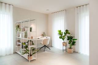 Op dit uniek woonerf in Wondelgem bieden we onze instapklare bemeubelde kijkwoning te koop aan, met aangelegde tuin en terras.<br /><br />De woning maakt deel uit van een charmant woonproject en biedt een lichtrijke leefruimte met open keuken en groot schuifraam dat uitgeeft op de tuin.<br />Op de verdieping vind je 3 volwaardige slaapkamers en een comfortabele badkamer met ligbad en douche.
<ul>
	<li>Aangenaam leefcomfort, dankzij ventilatiesysteem D</li>
	<li>Vloerverwarming beneden en boven</li>
	<li>Perfecte isolatie</li>
	<li>Zonnepanelen</li>
	<li>Duurzame en onderhoudsvriendelijke materialen</li>
</ul>
<br />Ondergrondse wachtbuis voor de leidingen van een warmtepomp ligt klaar van binnen naar buiten. <br /><br />🌳Rustig gelegen in kindvriendelijke buurt, aan groen binnenplein.<br />🚗 Parkeerplaats voorzien in de parkeerpocket, mogelijkheid tot laadpaal. Overdekte fietsenstalling.<br />      Direct beschikbaar bij akte<br />     <br /><br />Verkoop onder BTW-stelsel (21% BTW). <br />Meer informatie via quirijn.pannecoucke@durabrik.be of via 0476 66 61 39<br /><br /> 