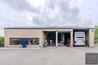 LOODS + BUREAU + WONING!Ontdek deze uitzonderlijke eigendom op een ruim perceel van ca. 2.000 m², ideaal voor wie wonen en ondernemen wil...