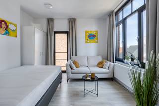 <span><strong>**Prachtige studio/ uiterst strategische locatie**</strong></span><br /><br />Op de hoek van de Mussenstraat met de Maria Theresiastraat kan je deze luxe studio vinden. Deze entiteit geniet van lichtrijke raampartijen wat zorgt voor een licht en ruim gevoel. De studio is bemeubeld en gelegen op de tweede verdieping van het gebouw. Verder geniet deze unit van een privatieve keuken en badkamer. Deze locatie is ideaal voor studenten die het bruisende hart van Leuven willen ervaren! Universiteitscampussen en de Leuvense faciliteiten kan je vinden in de nabijheid alsook het Leuvense treinstation. <br /><br /><span><strong>Je leest het goed, wees er snel bij! Plan vandaag nog uw bezoek in: Jacky 0495 53 46 49 of jacky@connect-immo.be </strong></span><br /><br />EPC: 146 kWh/m²-2183925 - Label B<br />Wg-Gvkr-Gdv-Gvv