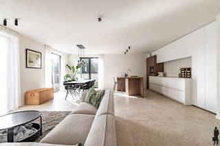 <p><strong>Prachtig gelijkvloers hoekappartement met zonnig terras en tuin in residentie ‘Hertenbosch' te ’s-Gravenwezel</strong><br /><br /><strong>Op wandelafstand (ca. 600 m) van de winkels in het centrum van ’s-Gravenwezel bevindt zich dit lichtrijke hoekappartement op het gelijkvloers van de verzorgde residentie ‘Hertenbosch’. Dankzij de hoekligging, het zonnige zuidoostgerichte terras en de privatieve tuin geniet dit appartement van een bijzonder aangename woonbeleving, gecombineerd met hedendaags comfort.</strong><br /><br /><strong>Indeling:</strong><br />- Een <strong>inkomhal</strong> met vestiaire, gastentoilet en handenwasser,<br />- Een <strong>zeer lichtrijke</strong> <strong>leefruimte </strong>op beige keramische vloer,<br />- Een<strong> centrale, volledig ingerichte</strong> <strong>leefkeuken</strong> met <strong>eet-eiland</strong> (plaats voor 2 à 3 krukken), ingebouwde gootsteen en vaatwasser, een kastenwand met combi-oven, koelkast, inductiekookvuur en Novy dampkap,<br />- Directe toegang vanuit de leefruimte naar het <strong>overdekte terras en de tuin</strong>,<br />- Een praktische <strong>berging</strong> met aansluiting voor wasapparatuur en technische installatie,<br />- <strong>Drie slaapkamers</strong>, waarvan twee met rechtstreekse toegang tot de tuin,<br />- Een <strong>douchekamer</strong> met inloopdouche en wastafel met geïntegreerde lavabo.<br /><br /><strong>De tuin:</strong><br />- Een <strong>zuidoostgericht overdekt terras</strong> <br />- Een aangename <strong>zonnige tuin</strong> die mooi aansluit bij de leefruimte en slaapkamers,<br />- Een ideale buitenruimte om in alle rust te genieten.<br /><br /><strong>Algemeen:<br /></strong>- <strong>Vloerverwarming</strong> voor een optimaal en energiezuinig comfort (<strong>warmtepomp</strong> lucht & water)<br />- <strong>Kleinschalige </strong>en <strong>verzorgde residentie</strong>,<br />- <strong>Ondergrondse autostaanplaats</strong> (P1) en <strong>privatieve berging</strong> (B12)<br /><strong>- Ventilatiesysteem D<br />- 4 privatieve zonnepanelen </strong><br /><strong>- Regenwaterrecuperatie: toilet + buitenkraan<br /></strong>- Bouwjaar 2022<br />- <strong>Uitstekende ligging</strong> nabij winkels, horeca en dagelijkse voorzieningen.<br /><strong>- Onmiddelijk beschikbaar. </strong><br /><br /><strong>Een instapklaar en smaakvol appartement met veel lichtinval, een doordachte indeling en een zonnige buitenruimte op een topligging in ’s-Gravenwezel. </strong></p>
