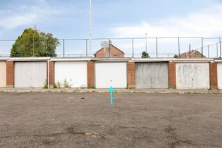 <p><span>Vous êtes à la recherche d’un emplacement de parking sécurisé ou d’un investissement intéressant ? Ce </span><strong><span>garage fermé d’environ 16 m²</span></strong><span>, situé dans le très recherché </span><strong><span>quartier Savio à Dilbeek</span></strong><span>, constitue une excellente opportunité.</span></p>
<p><span>Le garage bénéficie d’une situation privilégiée dans un quartier résidentiel calme, à proximité immédiate du centre de Dilbeek, des commerces, des écoles, des transports en commun ainsi que des principaux axes routiers menant à Bruxelles et au Ring. Grâce à son excellente accessibilité et à la pression croissante du stationnement dans le quartier, ce garage représente une réelle valeur ajoutée, tant pour un usage personnel que pour un investissement locatif.</span></p>
<p><span>Avec une superficie d’environ </span><strong><span>16 m²</span></strong><span>, il offre suffisamment d’espace pour stationner une voiture, des motos ou des vélos, tout en pouvant également servir d’espace de stockage. Son emplacement stratégique et ses multiples possibilités d’utilisation en font un investissement durable offrant un excellent potentiel locatif.</span></p>
<p><span>Que vous soyez à la recherche d’un garage pour votre propre usage, d’un espace de rangement supplémentaire ou d’un investissement rentable, ce bien combine un emplacement de premier choix avec une valeur sûre à long terme.</span></p>
<p><span>📞 </span><strong><span>Contactez-nous dès aujourd’hui au 0497 248 251 pour obtenir plus d’informations ou organiser une visite sur place.</span></strong></p>