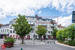 PENTHOUSE bestaande uit een ruime inkomhal, living, eetplaats en keuken met zicht op de kerk/markt, 2 bergingen, 3 slaapkamers, 2 badkamers, dressing, terrassen vooraan en achteraan, een autostandplaats en kelderberging. Mogelijkheid 2e autostandplaats bij te kopen. Opp. 184m²