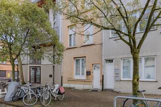 <p><span>Deze </span><span>woning met 4 slaapkamers </span><span>te koop is gelegen in de Selderstraat, op slechts enkele minuten wandelen van </span><span>Antwerpen centrum</span><span>. Op wandelafstand van </span><span>Park Spoor Noord</span><span> en het Centraal Station van Antwerpen is vlot bereikbaar.</span></p><p><span> </span></p><p><span>Deze woning biedt een tal van mogelijkheden om er je eigen paradijs van te maken, maar deze parel zoekt een handige Harry.</span></p><p><span> </span></p><p><span>Indeling</span></p><p><span>- inkomhal</span></p><p><span>- woonkamer</span></p><p><span>- keuken</span></p><p><span>- ruime badkamer</span></p><p><span>- 4 volwaardige slaapkamers</span></p><p><span> </span></p><p><span>Bijzonderheden</span></p><p><span>- topligging in een rustige straat</span></p><p><span>- dubbele beglazing </span></p><p><span>- veel mogelijkheden</span></p><p><span> </span></p><p><span>Dit pand kan onderhevig zijn aan de renovatieverplichting die door de Vlaamse overheid wordt opgelegd voor residentiële gebouwen. Consulteer voor meer informatie de website van het Vlaams Energie- en Klimaatagentschap via <span>https://www.energiesparen.be/renovatieverplichting-residenti%C3%ABle-gebouwen-2023</span></span></p><p><span> </span></p><p><span>Ben jij geïnteresseerd in dit huis te koop in Antwerpen aan Park Spoor Noord, ben je op zoek naar ander vastgoed, een investering of wens je de waarde van jouw eigendom te kennen? Dan ben je bij BOLT immo aan het juiste adres! Wij helpen jou graag verder.</span></p><p><span> </span></p><p><span> </span></p><p><span> </span></p>