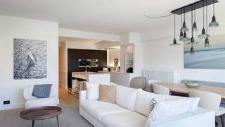 <p><strong>Appartement deux chambres meublé avec style sur un emplacement AAA sur la Kustlaan, côté ensoleillé avec vue dégagée, situé dans une résidence calme à distance de marche de la plage et de la place Albert</strong></p>
<p><strong>Composition :</strong> lumineux séjour et salle à manger spacieux offrant une agréable vue ouverte sur la verdure, des villas et des boutiques exclusives. Patio orienté sud avec store automatique. Cuisine ouverte avec îlot central et électroménagers Miele. La chambre principale dispose d’un grand dressing et d’une salle de bain luxueuse attenante avec baignoire. La deuxième chambre bénéficie d’une petite salle de bain avec douche séparée. Les deux chambres sont particulièrement calmes. Une combinaison rare de tranquillité, d’espace et d’élégance à un emplacement unique à Knokke-Zoute !</p>
<p><strong>Nouveau propriétaire.</strong></p>
<p><strong>Loyer :</strong> 1.800 € + 100 € de charges communes</p>
<ul>
<li>
<p>Surface brute : 97 m²</p>
</li>
<li>
<p>Nombre de chambres : 2</p>
</li>
<li>
<p>Nombre de salles de bains : 1</p>
</li>
<li>
<p>Nombre de salles de douche : 1</p>
</li>
<li>
<p>Code unique</p>
</li>
<li>
<p>Classe énergétique : B</p>
</li>
<li>
<p>Destination urbanistique : zone d'habitat</p>
</li>
<li>
<p>Bien situé hors zone inondable</p>
</li>
<li>
<p>Score PEB : 140</p>
</li>
</ul>