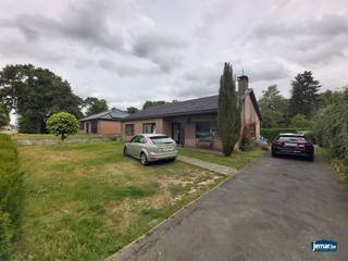 Op zoek naar het gemak en comfort van wonen op één niveau? Deze gelijkvloerse woning, ideaal gelegen langs de Oude Baan in Maasmechelen, biedt...