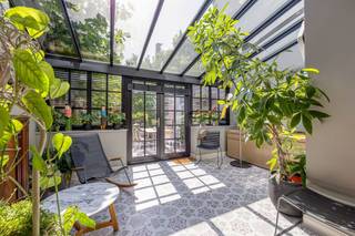 Sommige huizen zie je en je weet meteen: dit is er eentje uit de duizend. Dit adembenemende herenhuis aan de Tiensevest is zo'n zeldzame vondst en...