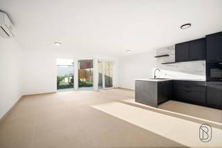 Dit lichtrijke gelijkvloers appartement geniet van een centrale en rustige ligging, vlak bij winkels, scholen en openbaar vervoer. Het appartement beschikt over een aangename leefruimte met open, volledig uitgeruste keuken, een praktische berging, twee slaapkamers, een moderne badkamer met inloopdouche en een apart toilet. Buiten wacht een gezellig en onderhoudsvriendelijk tuintje met handig achterpoortje.<br /><br />Troeven: volledig gerenoveerd, instapklaar, asbestvrij, met conforme elektrische keuring én een gunstig EPC-label B. Ideaal voor wie op zoek is naar comfortabel, energiezuinig en zorgeloos wonen in Wevelgem.<br /><br />Bovendien ben je vlot verbonden via de autosnelweg E403, de A19 en ringweg R8 rond Kortrijk.<br /><br />Er is mogelijkheid tot aankoop van een garage.<br /><br />Interesse? Maak een afspraak via feline@immobeguin.be