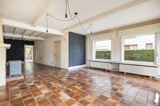 Deze karaktervolle woning in Franse stijl is gelegen in een rustige en aangename laan en combineert authentieke charme met hedendaags comfort. Dankzij de reeds uitgevoerde opfrissingswerken is de woning instapklaar en meteen klaar om haar nieuwe bewoners te verwelkomen.<br /><br />Dankzij de ruime bewoonbare oppervlakte biedt deze woning een aangenaam en functioneel wooncomfort. Bij het binnenkomen wordt u verwelkomd in een ruime inkomhal met gastentoilet die toegang geeft tot de gezellige en lichtrijke leefruimte. Aansluitend bevindt zich de ruime keuken, voorzien van alle hedendaagse comfort, evenals een praktische berging.<br /><br />Op de eerste verdieping bevinden zich drie volwaardige slaapkamers en een badkamer. <br /><br />De authentieke elementen, zoals eiken balken, een massieve eiken deur en een stijlvolle eiken trap, zorgen voor een warme en tijdloze uitstraling. Daarnaast is er een grote zolder met vaste trap aanwezig die eenvoudig kan worden ingericht als extra slaapkamer, bureau of hobbyruimte.<br /><br />Verder beschikt de woning over een grote garage, een oprit, en een groene, zonnige tuin.<br /><br />Extra: <br />- De verwarmingsinstallatie werd vernieuwd met een hoogrendement condensatieketel <br />- EPC D - geen renovatieverplichting<br />- Vernieuwde ramen