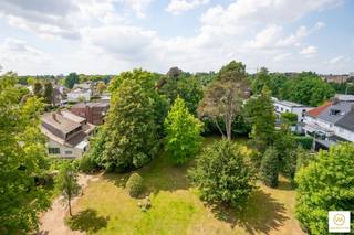 <p><span>Dit zeldzaam en authentiek Art- Déco penthouse (ca 172 m² + ca 80 m² terrassen) vinden we terug in de befaamde residentie "Elsdonk" nov Léon Stijnen in de jaren 30 op korte afstand van de stad en nabij het groen van Fort IV en V en Middelheim. Dit instapklaar app. heeft een giga ZW-georiënteerd terras met vergezicht rondom. Ruime & lichte leefruimte op origineel visgraatparket, ingerichte open luxekeuken. Ruimte in overvloed voor nog een bureau, 2 ruime slaapkamers beide met toegang naar de badkamer met ligbad, wc en inloopdouche. Volledig op authentiek parket, gastentoilet en inkomhal op travertijn. Gemeenschappelijke tuin. Ca 350€ maandelijkse kosten (water, syndicus, onderhoud tuin + gebruik gemene delen inbegrepen). </span></p><p><span>Prachtig en zeldzaam object. </span></p><p><span>Voor kenners!</span></p><p><span> </span></p><p><span>Extra's:</span></p><p><span> </span></p><p><span>* dit iconisch gebouw werd recent volledig aangepast aan de huidige normen;</span></p><p><span>* prachtig en uniek parktuin met acces voor de bewoners</span></p><p><span>* elektriciteit is conform</span></p><p><span>* aansluitende berging voor wasmachines ed</span></p><p><span>* uniek terras</span></p><p><span>* badkamer op mozaïek</span></p><p><span>* zeer lichtrijk</span></p><p><span>* tal van parkeerplaatsen om de hoek</span></p><p><span> </span></p><p><span>Kortom; unieke kans om in een schitterend appartementsgebouw nav van Steynen te kunnen wonen.</span></p>