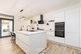 <p><span>Ligging<br /></span><span>Centraal gelegen woning met bus en tram op enkele minuten wandelen.<br />Scholen, winkels en horeca vind je in de buurt. <br />Het centrum en de Coupure bereik je vlot met de fiets. <br />De woning krijgt een Mobiscore van 9,2/10.<br /><br /></span><span>Gezellige en instapklare woning met stadskoer en drie slaapkamers<br /></span><span>Achter de vernieuwde bakstenen gevel ontdek je een verrassend lichte en moderne woning.<br />Op het gelijkvloers kom je in de ruime leefruimte. <br />De open trap in staal en hout geven de ruimte een eigentijdse look. <br />Achteraan ligt de volledig uitgeruste keuken met eiland en een eerste badkamer.<br />Via het schuifraam stap je zo naar buiten.<br />Op de verdieping vind je twee slaapkamers. <br />De grootste heeft ingemaakte kasten over de volle breedte. <br />Er is een tweede moderne badkamer met inloopdouche, hangtoilet en badkamermeubel.<br />Onder het dak ligt een grote derde slaapkamer met dakkapel. <br />Een troef is de fijne stadskoer, betegeld en deels overdekt. <br />Je hebt hier een leuke plek om buiten te genieten.<br />Achteraan de koer staat een bijgebouw met wasplaats en bergruimte.<br /><br /></span><span>Troeven<br /></span><span>/ Instapklaar<br />/ toplocatie<br />/ 3 slaapkamers, 2 badkamers<br />/ gezellige stadskoer<br /><br /><br /></span></p>