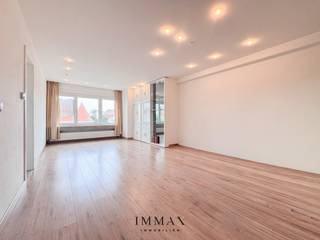 Dit westgericht en ruim appartement met open zicht is centraal gelegen, vlakbij de zee, het Zegemeer en de Lippenslaan. Het appartement beschikt over een inkomhal met afzonderlijk gastentoilet, een ruime leefruimte en een keuken. Verder zijn er drie volwaardige slaapkamers en een aparte badkamer. Twee van de slaapkamers bieden toegang tot het terras aan de achterzijde van het gebouw. Dankzij de centrale ligging en de ruime indeling vormt dit appartement een uitstekende opportuniteit.<br />Er is een kelderberging inbegrepen.<br /><br />Aarzel niet om ons te contacteren voor meer info: tel.: 050 62 44 14 of via knokke@immax.be