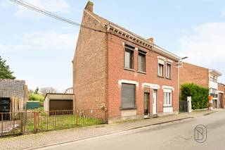 Ideally located close to the centre of Tournai and all its amenities, this spacious semi-detached house, to be refreshed and benefiting from a...