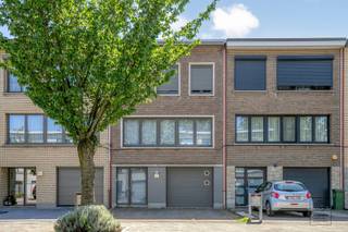 <h3>Ruime bel-etagewoning met <strong>3 slaapkamers,</strong> garage en prachtige tuin te Merksem! Deze ruime en verzorgde bel-etagewoning is rustig gelegen in Merksem en combineert een <strong>praktische indeling</strong> met aangename ruimtes en een schitterende tuin. Dankzij de grote raampartijen geniet de woning van een overvloed aan natuurlijk licht, wat zorgt voor een warme en uitnodigende sfeer. Bij het betreden van de woning komt u terecht in een ruime inkomhal op tegelvloer. Vanuit de hal heeft u toegang tot de eerste slaapkamer en de <strong>ruime garage met automatische poort</strong>. De garage beschikt bovendien over aansluitingen voor een wasmachine en droogkast. Via de garage bereikt u de <strong>prachtige, zonnige tuin met terras</strong>, waar u in alle rust kunt genieten van het buitenleven.</h3><p>Op de eerste verdieping bevindt zich de <strong>lichtrijke leef- en eetruimte</strong>, die dankzij de grote raampartijen een aangenaam open gevoel creëert. De volledig <strong>ingerichte keuken</strong> is voorzien van voldoende kastruimte, een keramische kookplaat, dubbele spoelbak met afdruiprek, combi-oven en koelkast. Vanuit de keuken heeft u toegang tot het terras, waar zich tevens een extra berging bevindt. Via een trap bereikt u rechtstreeks de tuin. Op deze verdieping is daarnaast ook een afzonderlijk gastentoilet aanwezig. De tweede verdieping omvat twee ruime slaapkamers, waaronder de master bedroom met praktische inloopdressing. Verder vindt u hier de badkamer, uitgerust met een dubbele lavabo, een inloopdouche en toilet.</p><p>Extra troeven:</p><ul><li>3 volwaardige slaapkamers</li><li>Ruime garage met automatische poort</li><li>Prachtige tuin met terras</li><li>Extra terras op de eerste verdieping</li><li>Master bedroom met inloopdressing</li><li>Rolluiken aan alle ramen</li><li>Veel natuurlijke lichtinval</li><li>Praktische en gezinsvriendelijke indeling</li></ul><br /><p>Extra: <br />- EPC 222 kWh/m2 jaar (Score C -> GEEN renovatieverplichting!<br />- Elektriciteit conform, (Niet-)asbestveilig<br />- Watertoets: perceelscore A, gebouwscore A. <br />- Stedenbouwkundige informatie in aanvraag, maatregelenregister in aanvraag</p><p>Nabij school, winkels, autosnelweg, openbaar vervoer, etc. Voor meer info ga naar www.coenenvastgoed.be of bel 03/375.82.92</p>