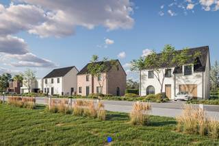 Prachtige nieuwbouwwoning in aanbouw in een rustige en landelijke omgeving.<br /><br /><strong>Indeling:</strong><br />Inkomhal met gastentoilet en bureau. Aan de achterzijde van de woning situeren zich de open keuken met eiland en de lichtrijke woonkamer met prachtig zicht op de tuin en de achterliggende akkers. Aansluitend bij de keuken is nog een ruime berging met wasplaats voorzien.<br />Op het verdiep: nachthal, apart toilet, 4 slaapkamers. Berging. Badkamer met ligbad en douche.<br />Tuin met terras & gazon. Carport.<br /><br /><strong>Details:</strong><br />- vloerverwarming met warmtepomp & 8 zonnepanelen<br />- pvc schrijnwerk<br />- afwerking binnen nog mogelijk naar eigen smaak<br />- prijs exclusief 12% registratierechten op de grond en 21% btw op de constructie.<br /><br /><strong>Contact:</strong><br />Voor meer informatie of een bezoek aan de werf, contacteer Stijn op 0491 61 42 19 of info@stijndebusschere.be