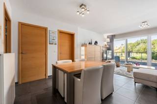 <h1><span>Te koop Luxueus 2-slaapkamerappartement met zonneterras, EPC A en optionele garage op toplocatie in Bredene</span></h1><p><span>Een absolute topper!</span><span> Dit instapklare en luxueus afgewerkte appartement op de </span><span>1ste verdieping</span><span> van een stijlvolle residentie met lift geniet van een uitzonderlijke ligging in de </span><span>Kapelstraat 57 te Bredene</span><span>. Gelegen in het bruisende centrum, vlak bij winkels en de tramhalte, en op slechts </span><span>100 meter van het strand en de zee</span><span>, biedt dit pand het beste van wonen aan de kust.</span></p><p><span>Bij het betreden van het appartement komt u in de inkomhal met apart gastentoilet. De </span><span>ruime en lichtrijke woonkamer</span><span> sluit naadloos aan op de </span><span>luxueus ingerichte open keuken</span><span>, ideaal voor wie houdt van comfort en gezelligheid. Verder beschikt het appartement over </span><span>twee volwaardige slaapkamers</span><span>, een stijlvolle badkamer met douche en lavabomeubel en een praktische berging.</span></p><p><span>Een absolute blikvanger is het </span><span>royale terras</span><span>, bereikbaar vanuit zowel de woonkamer als de slaapkamers. U geniet hier volop van de </span><span>late namiddag- en avondzon</span><span>, terwijl het </span><span>open, vrije zicht op de prachtige Bredense duinenrij</span><span> zorgt voor een uniek gevoel van ruimte.</span></p><p><span>Extra troef is de </span><span>mogelijkheid om een ruime garagebox in de kelderverdieping aan te kopen</span><span>.</span></p><h3><span>Belangrijkste troeven:</span></h3><ul><li><span>EPC-label A: energiezuinig en toekomstgericht</span><span> </span></li><li><span>Elektrische installatie volledig conform de huidige regelgeving</span><span> </span></li><li><span>Luxueuze residentie met lift </span></li><li><span>Gelegen op de 1ste verdieping </span></li><li><span>Ruime leefruimte met kwalitatieve open keuken </span></li><li><span>2 volwaardige slaapkamers </span></li><li><span>Badkamer met douche en lavabomeubel </span></li><li><span>Apart gastentoilet en handige berging </span></li><li><span>Bijzonder groot terras met late namiddag- en avondzon </span></li><li><span>Prachtig open uitzicht op de Bredense duinen </span></li><li><span>Mogelijkheid tot aankoop van een ruime garagebox </span></li><li><span>In het centrum, vlak bij winkels en tramhalte </span></li><li><span>Slechts 100 meter van strand en zee </span></li><li><span>Ideaal als vaste woonst, tweede verblijf of zorgeloze investering </span></li></ul><p><span>Een zeldzame opportuniteit op een absolute topligging in Bredene! Combineer luxe, energiezuinigheid en een uitstekende ligging in één uniek appartement. Plan vandaag nog uw bezoek en laat u overtuigen.</span></p>