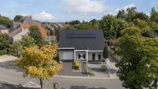 <strong>Instapklare en uitzonderlijk gelegen woning nabij groen en de jachthaven (Kanaal van Beverlo) met o.a. 3 à 4 ruime slaapkamers, lichtrijke woonkamer en ruime leefkeuken. Het geheel ligt op een perceel van ca. 437m², rustig gelegen nabij het groene hart van Lommel (Natuurpark Keiheuvel en Nationaal Park Bosland). De woning van bouwjaar 1996 is zeer energiezuinig: zij beschikt over hoogrendementsbeglazing, een recente gascondensatieketel en lucht/lucht warmtepomp. Er zijn verder 12 zonnepanelen. De woning biedt legio parkeermogelijkheden en een idyllisch uitzicht. Ideaal om wonen, maar o.a. ook voor (vakantie)verhuur. De woning wordt thans verhuurd (informatie op aanvraag). De ligging combineert rust, comfort en natuur met opportuniteiten vanuit recreatie- en toerisme-oogpunt. De woning is gelegen nabij verschillende fiets-, wandel- en vaarpaden.<br /><br /></strong><span>Gelijkvloerse verdieping</span>:<br />Via de inkomhal met vestiairegedeelte en gastentoilet heeft u toegang tot de woonkamer. Deze leefruimte is opgedeeld in een zithoekgedeelte (vooraan) en een eetgedeelte (achteraan). Zij geniet van veel natuurlijk daglicht door de grote raampartijen. Vanuit de leefruimte is de lichtrijke veranda en de open leefkeuken bereikbaar. De keuken is geïnstalleerd met oudere maar werkende kwaliteitstoestellen. Aan de keuken bevindt zich een bijkeuken waar voorzieningen zijn voor wasmachine en droogkast. <br /><br />Er is verder een garageruimte die werd omgebouwd tot studio. Deze is eenvoudig terug om te vormen tot inpandige garage of multifunctionele ruimte (bijvoorbeeld bijkomende leefruimte, hobbyruimte of atelier). Deze kamer maakt de woning bovendien levensloopbestendig.<br /><br /><span>Bovenverdieping</span>:<br />De vaste trap in de inkomhal brengt u verder naar de eerste verdieping. <span>Hier bevinden zich 3 ruime slaapkamers en de badkamer met ligbad, een lavabo, inloopdouche en een toilet.<br /><br /><span>Buitengebeuren</span>:<br /></span>De woning heeft een oprit aan de zijkant van de woning. Deze loopt door tot achter de woning waar zich verschillende terrassen bevinden. De woning is gelegen tegenover de jachthaven van het Kanaal van Beverlo en geeft uit op verschillende wandel- en fietsroutes en natuurgebieden Natuurpark Keiheuvel en Nationaal Park Bosland (Fietsen door de Bomen). Nabij is ook de klassevolle brasserie De Waterkant gelegen. <br /><br /><span>Bijzonderheden</span>:<br /><span>- EPC van 151 kWh/m²/jaar: geen renovatieverplichting</span><br /><span>- Bewoonbare oppervlakte van 251m²</span><br /><span>- Buitenschrijnwerk in PVC en hoogrendementsglas (dubbel)</span><br /><span>- Centrale verwarming op aardgas met radiatoren (condensatieketel)</span><br /><span>- Inclusief zonnepanelen (12 panelen; 24m²)</span><br /><span>- Zeer gunstige ligging op wandelafstand van het natuur en scholen </span><br /><span>- Zeer gunstige ligging aan Jachthaven Kanaal van Beverlo<br /></span><span>- Gezellige en kwaliteitsvolle woning ‘met een ziel’</span><br /><span>- Meer dan voldoende parkeermogelijkheden</span><br /><span>- Bouwjaar 1996: goed onderhouden<br /></span>- Garage doet thans dienst als studio<br />- Woning is thans verhuurd: informatie op aanvraag<br /><br />https://tour.giraffe360.com/e76444fab1994c1b8e5c4b79c34b32c9/