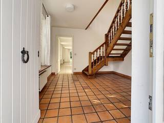 Charmante villa op 8 are in rustige en residentiële wijk in Hoeilaart. Living met open haard & eetkamer +/- 65 m², volledig ingerichte keuken,...