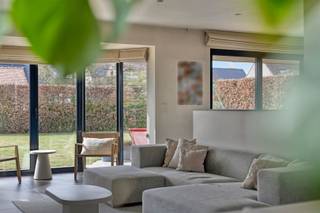 DISCOVERY DAY: Zat. 04/04 van 10u - 12u! Kom als eerste deze woning ontdekken. Opgelet, enkel op afspraak!www.ministerlavensstraat9.beGelegen in een residentiële buurt, dicht bij het centrum en vlakbij de boerenbuiten, vind je een villa die zich kenmerkt door een ongelooflijk ruimtegevoel. Voorheen dienstig als crèche met aparte ingang, dé ideale woning voor wie wil wonen gecombineerd met plaats voor zijn hobby, bij- of hoofdberoep. De kwalitatieve buurt valt onmiddellijk op. Het pand is uitermate verzorgd en kreeg al wat updates doorheen het huis. De kloeke traphal doet de verdeling naar de diverse ruimtes. De troeven van deze villa zijn: de meer dan standaard grootte van leefruimte met eetplaats, het gezellige haardvuur, de mooie grote raampartijen richting de zonovergoten tuin en de semi-open keuken. Via de keuken kom je aansluitend in de praktijk- of hobbyruimte met aparte ingang, met daarachter toegang naar de ruimte garage met zolder. De traphal, met toilet, leidt naar de bovenverdieping. Hier vind je 4 slaapkamers, waarvan de masterbedroom voorzien met ingebouwde dressing, en een puike, moderne, vernieuwde badkamer met design ligbad, douche en prachtig wastafelmeubel. Naast de woning is een uiterst praktische carport met gesloten ingebouwde tuinberging voorzien. Asbestveilig, conforme elektriciteit (tot 2040) en groenestroomcertificaten ontzorgen je in de toekomst.Deze ongelooflijke ruime, fraaie villa ademt gewoonweg gezinsleven!