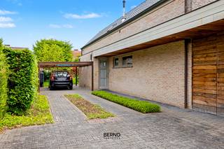 <strong>Rustig gelegen open bebouwing met ruime tuin<br /><br />ALLE INFO EN DOCUMENTEN TE RAADPLEGEN VIA: WWW.REUKENS44.BE</strong><br /><br />In een rustige en residentiële buurt van Schellebelle bevindt zich deze charmante open bebouwing op een mooi perceel van 795 m². De woning combineert een aangename woonomgeving met een praktische indeling en een mooie, grote tuin, ideaal voor wie op zoek is naar rust en comfort.<br /><br />Op het gelijkvloers bevinden zich de inkomhal met ingebouwde kleerkast, gastentoilet en een eerste berging (wasplaats). Verder vinden we de leefruimte met open keuken en aansluitend een ruime voorraadberging. Ook op het gelijkvloers bevindt zich naast de eerste ruime slaapkamer met ingebouwde kleerkast, een vernieuwde badkamer met ligbad, lavabomeubel en toilet.<br /><br />De eerste verdieping omvat een tweede ruime slaapkamer, een douchekamer en een afzonderlijk toilet. De open mezzanine zorgt voor een aangenaam loftgevoel en kan perfect omgebouwd worden naar een afgesloten derde slaapkamer, bureau- of hobbyruimte.<br /><br />Buiten geniet u van een volledig aangelegde tuin met vijverpartijen, waar het heerlijk vertoeven is in alle rust en privacy. Aanpalend aan de woning is er een ruim tuinhuis alsook een carport. De woning behaalt een gunstig EPC-label C en beschikt bovendien over een conforme elektrische installatie.<br /><br />Hoewel de woning rustig gelegen is, woont u hier op korte afstand van openbaar vervoer en belangrijke verbindingswegen richting Wetteren, Gent en Dendermonde.<br /><br />Troeven
<ul>
<li>Open bebouwing op perceel van 795 m²</li>
<li>Vernieuwde badkamer + douchekamer</li>
<li>EPC C</li>
<li>Conforme elektriciteit</li>
<li>Rustige ligging doch centrale ligging</li>
<li>Mooie tuin met vijverpartijen en ruim tuinhuis</li>
</ul>
<br />Voor meer informatie of een bezoek: niels@berno.be – 052/20.24.40
